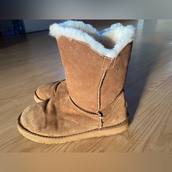 Women’s Lamo Boots - Picture 2 of 6